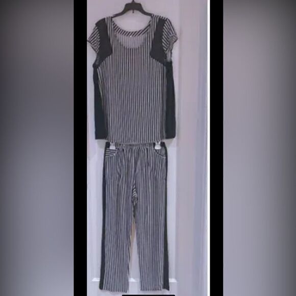 Black and white light weight lounge set - Picture 1 of 6